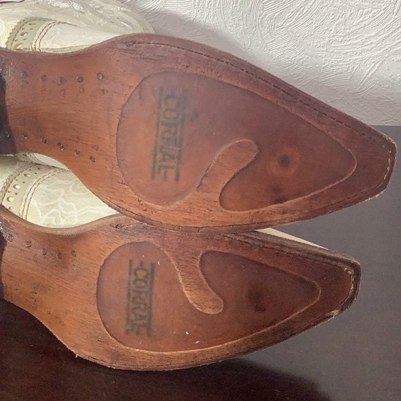 CORRAL NEW - Sz 8.5 - Swarovski sparkle dots - gold shimmer - floral pattern - Picture 10 of 15